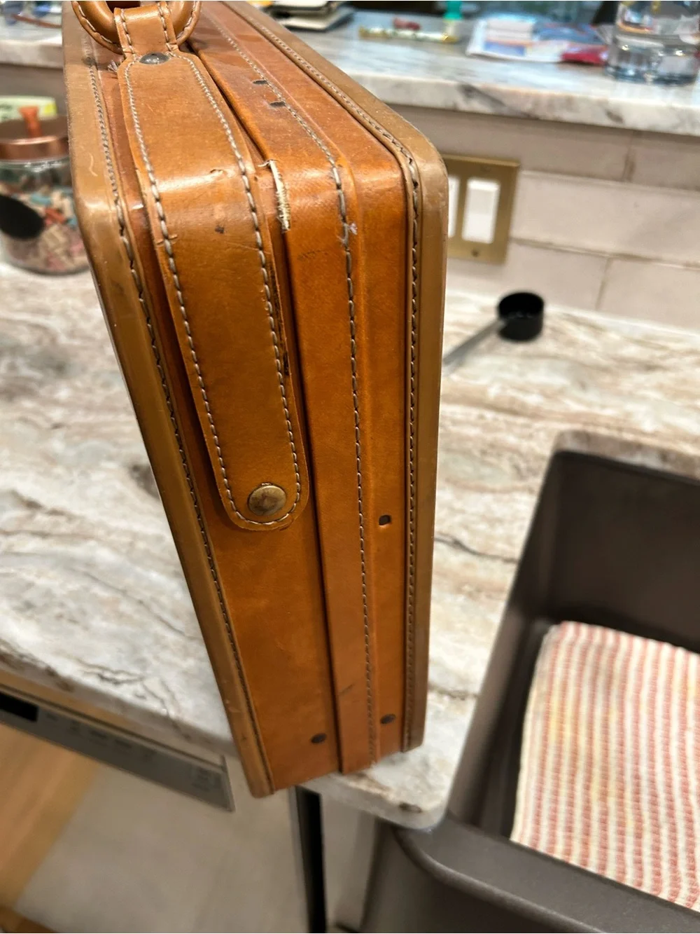 Men’s Hartman Tan Leather briefcase with padded handle.